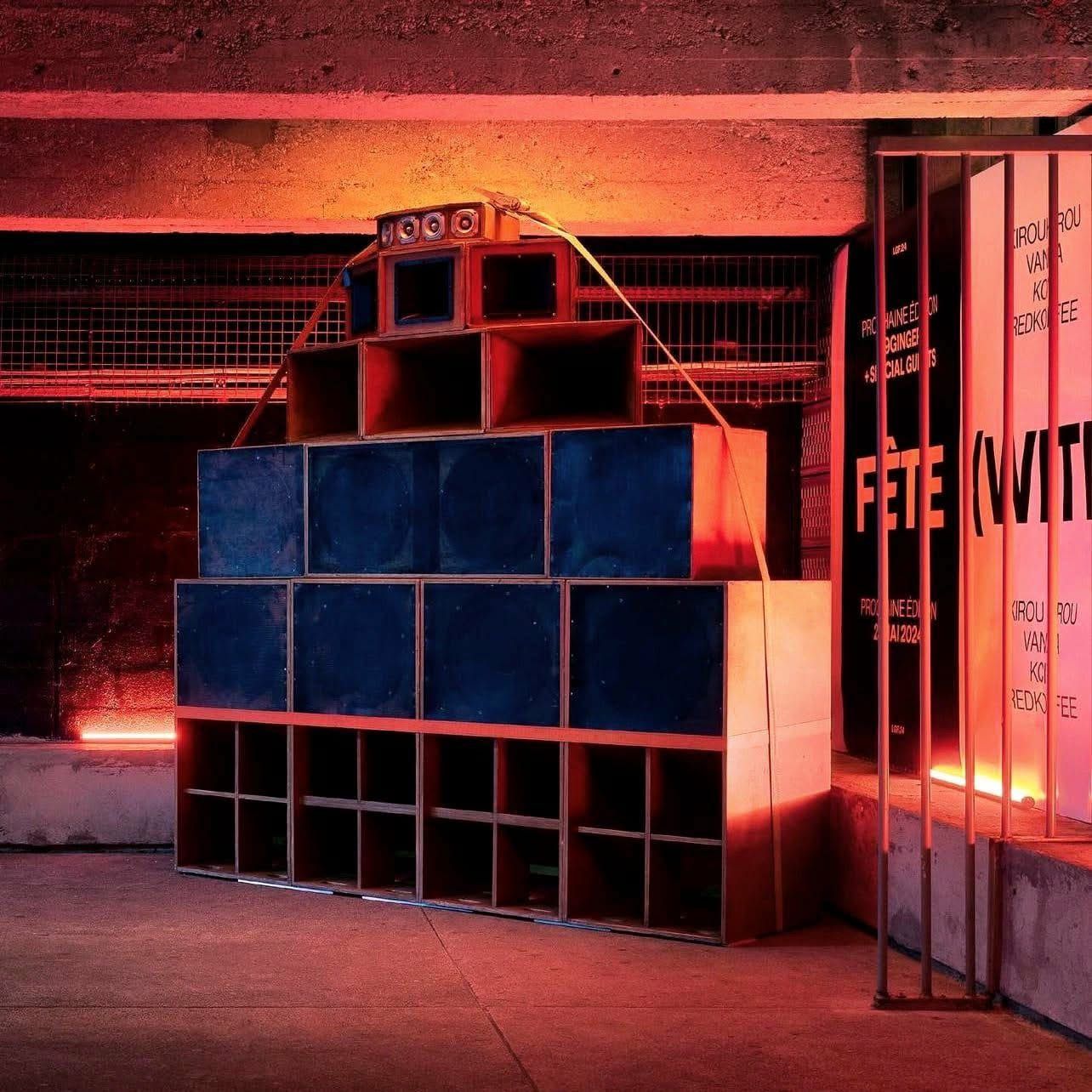Le sound system Roots Inity — pyramide d'enceintes artisanales sous lumière orange